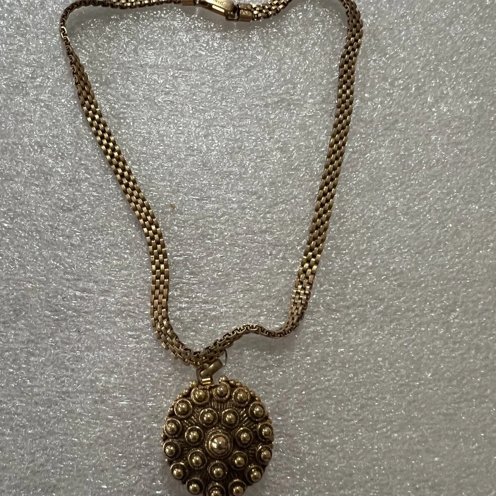 Lisner Rare Gold plated Locket Necklace Antique design in both sides - Picture 12 of 14